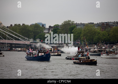 La flottille du Jubilé de diamant en passant sous le pont Albert durant 2012 pageant en face de Battersea Park Banque D'Images