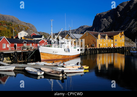 La Norvège, Nordland County, îles Lofoten, Flakstadoy Island, port de Nussfjord village restauré Banque D'Images