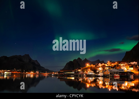 La Norvège, Nordland County, îles Lofoten, l'île de Moskenes, aurora borealis sur Reine village de pêcheurs Banque D'Images