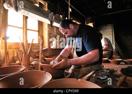 Les frères pas à leur famille, la poterie Poterie pas, jetant à la main la cassole vaisselle pour la cuisine Cassoulet. Canal du Midi, dans le sud de la France Banque D'Images