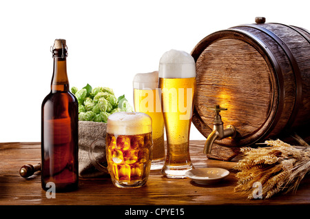 Le baril de bière avec de la bière Verres sur une table en bois. Isolé sur un fond blanc. Banque D'Images