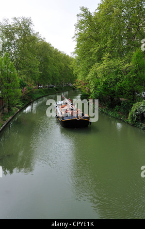 La Barge hollandaise va passer sous un pont près de la Gare Matabiau le long du Canal du midi, Toulouse, France, Europe Banque D'Images