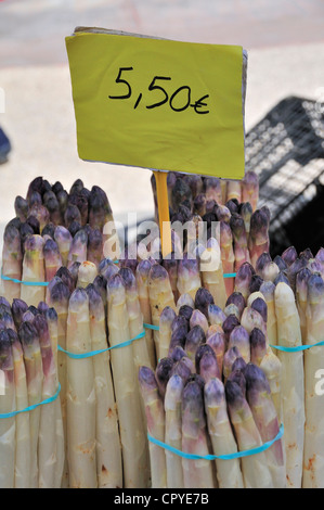 Vente de paquets d'asperges françaises à Bram Market Bram, Aude, Languedoc-Roussillon, France du Sud Banque D'Images