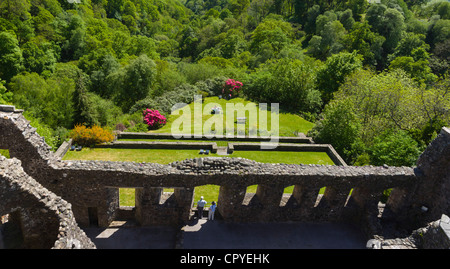 Castle Campbell, Dollar, Clackmannanshire, en Écosse. Vue des jardins vus du château, vers la ville de dollar. Banque D'Images