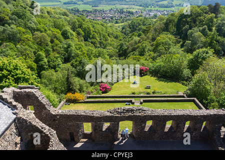 Castle Campbell, Dollar, Clackmannanshire, en Écosse. Vue des jardins vus du château, vers la ville de dollar. Banque D'Images