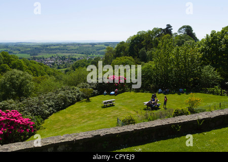 Castle Campbell, Dollar, Clackmannanshire, en Écosse. Vue des jardins vus du château, vers la ville de dollar. Banque D'Images