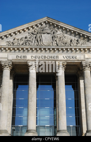 L'inscription "em DEUTSCHEN VOLKE (au peuple allemand) sur l'architrave du Reichstag, Berlin, Allemagne. Banque D'Images