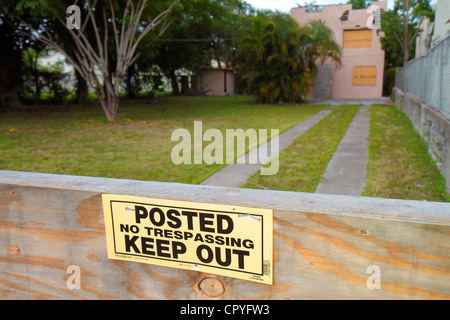 Miami Florida,Little Havana,sign,posted no intrusion Keep out,boared up,maison maisons maisons maisons résidence,maison,maison maison maisons maisons maisons résidence re Banque D'Images