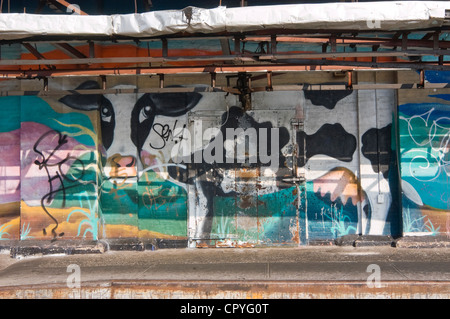 New York, NY Août 2004 Détail d'une fresque de vache sur l'extérieur de Premiere bovine dans le Meat Packing District, Gansevoort Market. Le bâtiment a depuis été démoli et est maintenant le site du Whitney Museum of American Art Crédit : ©Stacy Walsh Rosenstock/Alamy Banque D'Images