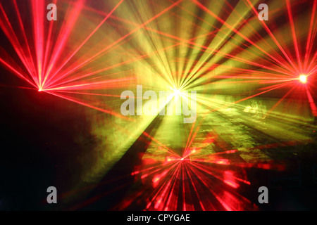 Disco colorés avec des effets spéciaux et de show laser fantastique Banque D'Images