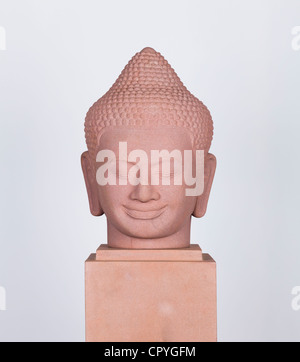 Tête de Bouddha en grès khmère contre fond blanc - La province de Siem Reap, Cambodge Banque D'Images