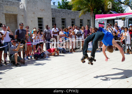 Miami Beach Florida, Collins Park, Evian Water, Live Young Skate On! promotion de produits en bouteille jam skaters,exécution,exécuter,danse,public,adolescents Banque D'Images