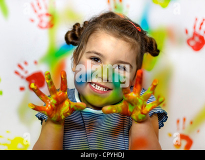 Heureux l'enfant joue dans la peinture à la maison lors de la rénovation Banque D'Images