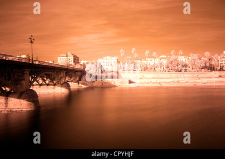 Image infrarouge du pont de Triana et le Guadalquivir, Séville, Espagne Banque D'Images