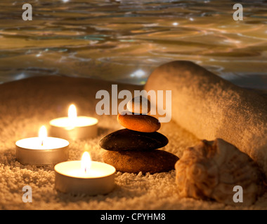 Concept Spa Zen avec des pierres et des bougies dans la nuit Banque D'Images