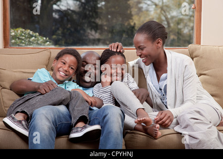 Famille de rire et de s'asseoir ensemble à la table, famille, Illovo Johannesburg, Afrique du Sud. Banque D'Images