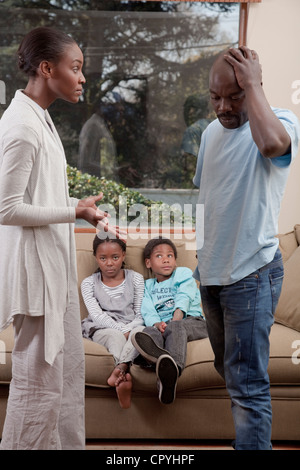 Les parents ayant un argument devant leurs enfants, famille, Illovo Johannesburg, Afrique du Sud. Banque D'Images