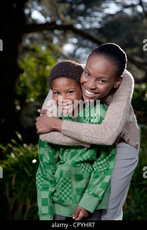 La mère et le fils ensemble dans jardin, Famille, Illovo Johannesburg, Afrique du Sud. Banque D'Images