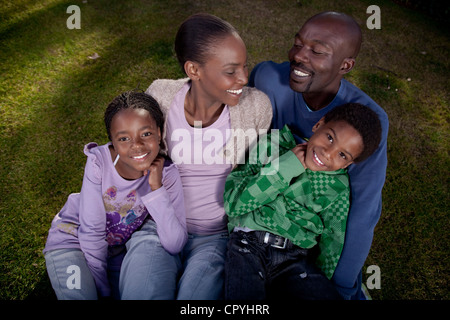 Une famille assis ensemble à l'extérieur, la famille Illovo, Johannesburg, Afrique du Sud. Banque D'Images