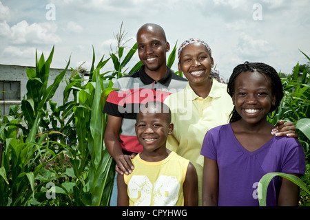 La famille africaine est parmi certaines cultures, smiling at camera Banque D'Images