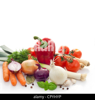 Légumes et épices avec des herbes sur fond blanc Banque D'Images