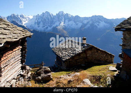 La Suisse, Alpes centrales, Val Bregaglia, Canton des Grisons, l'altitude au-dessus de chalets Soglio Banque D'Images