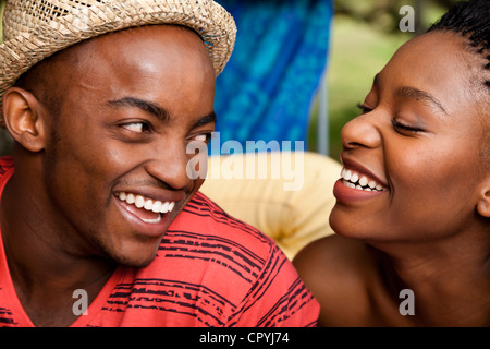 Gros plan du jeune black couple laughing Banque D'Images