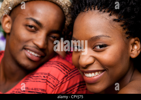 Gros plan du jeune black couple smiling at camera Banque D'Images