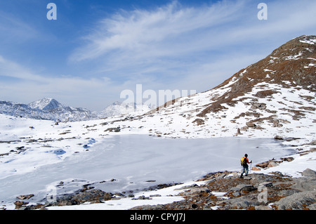 La Suisse, Alpes centrales, Val Bregaglia, Canton des Grisons, lac gelé entre Soglio et Juf Banque D'Images