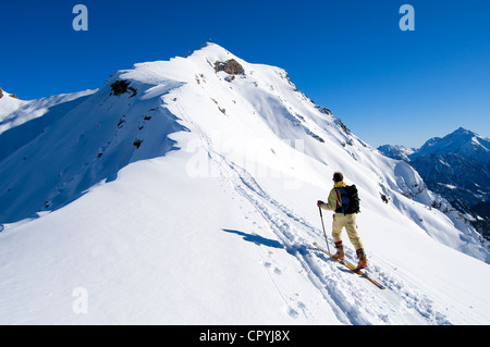 L'Italie, Val d'Aoste (Vallée d'Aoste), les skieurs de randonnée au sommet du mont Zerbion (2700m) Banque D'Images