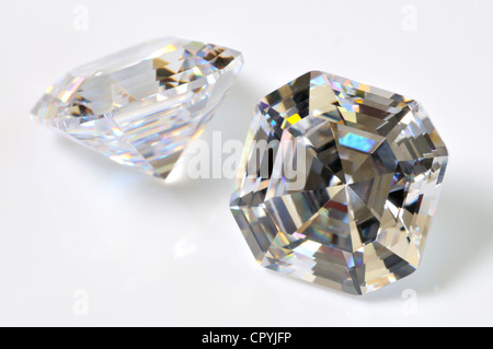 Les diamants laboratoire-créés (zircone cubique - diamant membre suppléant) Banque D'Images