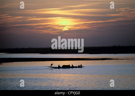 Mali, Mopti, départ d'une pinasse (bateau traditionnel) pour Tombouctou au coucher du soleil sur le Fleuve Niger Banque D'Images