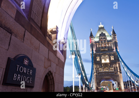 Tower Bridge, tourné de nuit. Banque D'Images