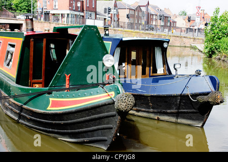 Deux étroit canal bateaux amarrés le long d'un canal du centre-ville de Chester, en Angleterre, de la Banque mondiale. Banque D'Images