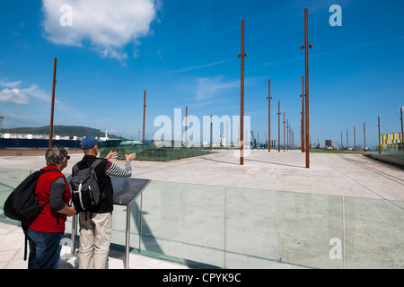 Les touristes à la recherche à la cale sèche sur laquelle Titanic et Olympic ont été construites, à Belfast en Irlande du Nord Banque D'Images