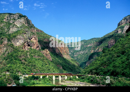 Le Mexique, dans l'État de Chihuahua, Temoris, au coeur de la Sierra Madre, le passage d'El Chepe train le pont Santa Barbara Banque D'Images