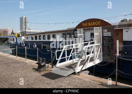 La Barge de Belfast MV Confiance est amarré sur la rivière Lagan Banque D'Images