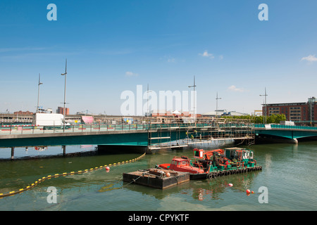 Le Queen Elizabeth ll pont qui enjambe la rivière Lagan en cours de rénovation Banque D'Images