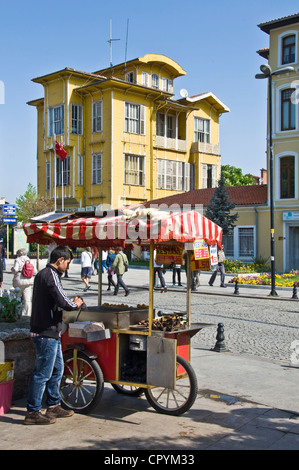 La boutique mobile à Istanbul la vente de châtaignes grillées - Istanbul TURQUIE Banque D'Images