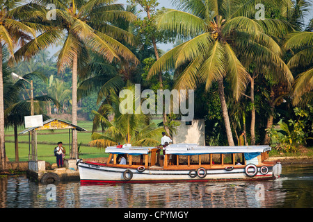 L'Inde, Etat du Kerala, les bras morts, Allepey, un train reliant les villages le long des canaux Banque D'Images