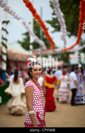 Jeune femme portant une robe flamenco à la Feria de Abril' Foire d'Avril de Séville, Andalousie, Espagne, Europe Banque D'Images