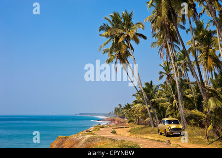 L'Inde, Etat du Kerala, Varkala, Ambassadeur taxi sur Odayam Plage à quelques kilomètres au sud Banque D'Images