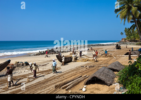 L'Inde, Etat du Kerala, Varkala Odayam Beach, à quelques kilomètres au sud, en fin de matinée les pêcheurs de l'ordre dans leurs filets de pêche Banque D'Images