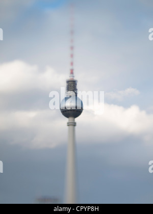 Tour de télévision contre un ciel gris, Berlin, Germany, Europe Banque D'Images