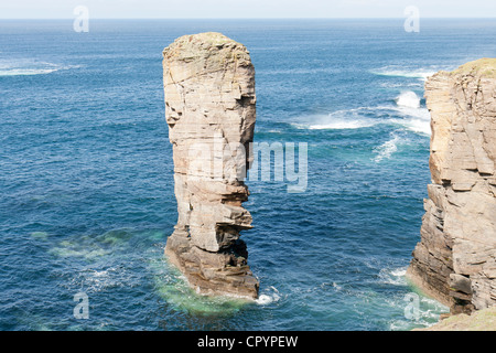 Yesnaby sur les îles Orkney une pile et d'une mer bleue Banque D'Images