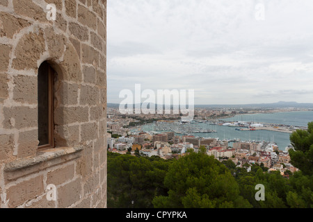 Vue depuis le château de Bellver, Castell de Bellver, sur le port de plaisance et du centre-ville historique de Palma, Majorque Banque D'Images