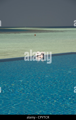 À la recherche de l'autre côté de la piscine à l'océan et des récifs, Kuredu, South Ari Atoll, Maldives Banque D'Images