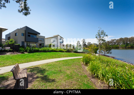 Chambre australienne moderne de deux étages avec vue sur un parc avant et la rivière Banque D'Images