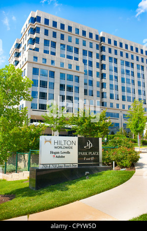 USA Virginia McLean VA Hilton Worldwide Headquarters en Virginie du Nord - l'extérieur du bâtiment et à signer Banque D'Images