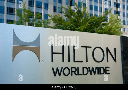 USA Virginia McLean VA Hilton Worldwide Headquarters en Virginie du Nord - l'extérieur du bâtiment et à signer Banque D'Images